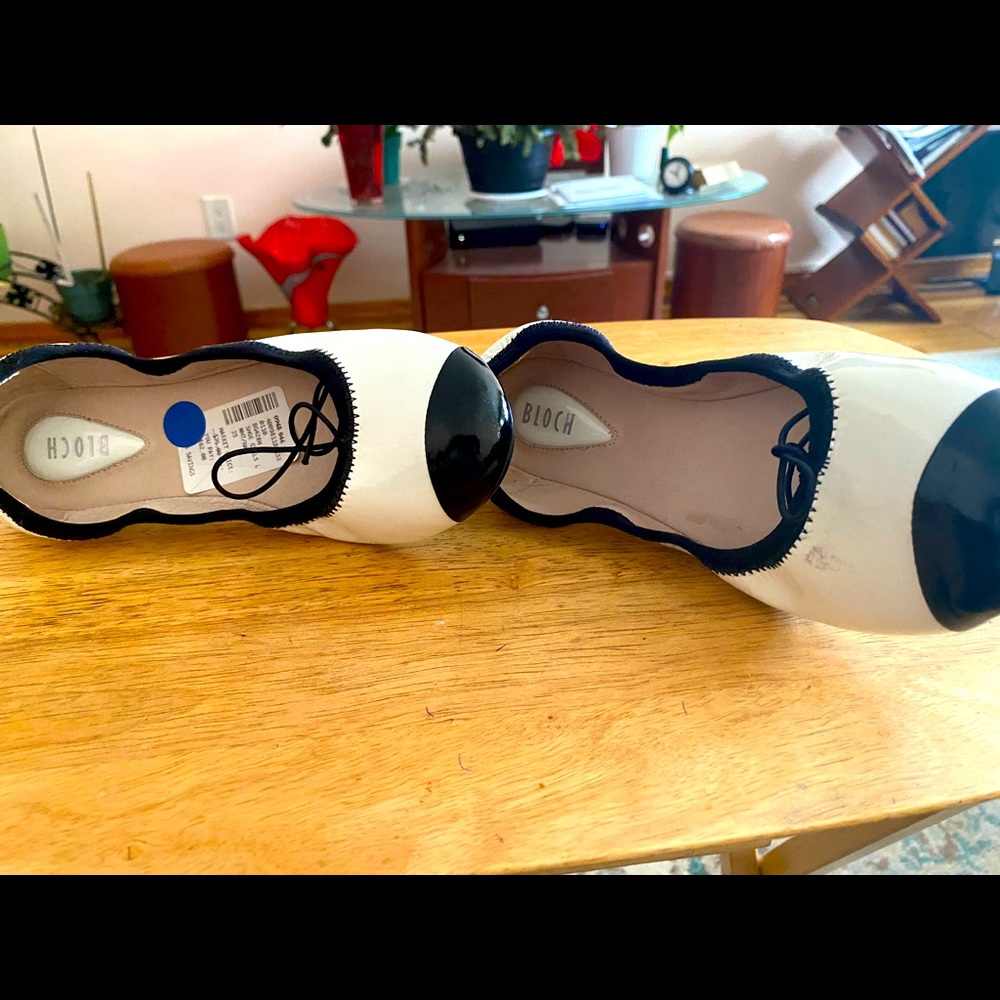 Super comfortable, brand new Bloch flats!